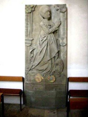 Langhaus Innen-Epitaph der Dorothea von Wertheim (geb Rieneck-gest 1505)-Hochrelief mit Ornamentik und Wappenschilden-Tilmann Riemenschneider zugeschrieben