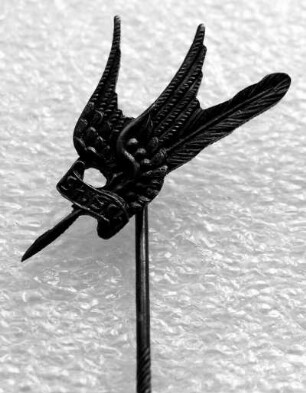 Stenographenabzeichen Stolze-Schrey (mit langer Nadel) : Sammlung Beinhorn. Stenographenabzeichen Stolze-Schrey (Geflügelte Feder, mit langer Nadel). Metall; Maße (ohne Nadel) 13 x 24,5 mm (nach 1897). Dresden: SLUB R c 0228