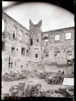 Altes Schloß; Ausbesserung des Nordturms, Hofseite