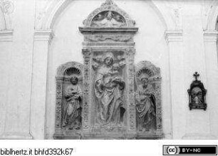 Retabel mit Madonna und den heiligen Petrus und Paulus