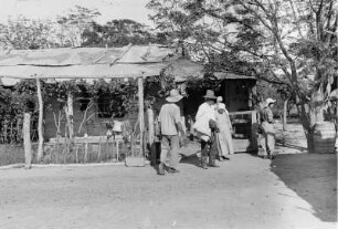 Farmhaus : Personen vor einem Farmhaus