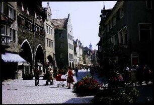 Lindau: in der Fußgängerzone mit gotischem Bogen