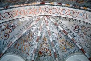 Hauptstraße 59: evangelische Kirche: Innenansicht: Chor, Detailaufnahme: Kreuzrippengewölbe mit Deckenmalereien: 28. April 1994