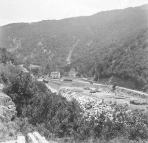 Gebirgslandschaft : Gebäudeanlage inmitten einer Gebirgslandschaft.