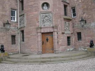 Glamis Castle : Haupteingang von Glamis Castel bei Dundee. Shakespeare machte das Schloss berühmt, denn sein Königsmörder Macbeth war Than of Glamis. Aufgenommen im Juni 2005. Foto Uwe Gerig