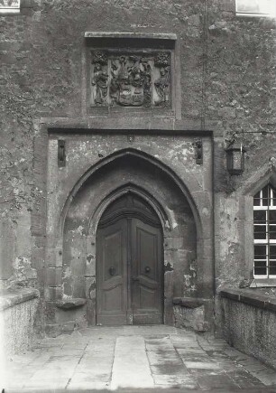 Wurzen, Eingang zum Schloss : Wurzen. Schloß. Portal mit Wappen des Johann von Saalhausen zwischen Johannes Ev. und Donatus
