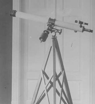Fertiges astronomisches Fernrohr mit parallaktischer Montierung : Technikgeschichte | Technologie | Optische Industrie | Fernrohre | Emil Busch AG Rathenow