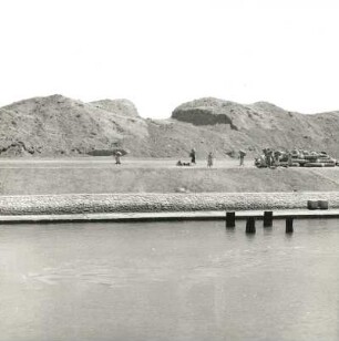 Sues-Kanal, Ägypten (ehemalige Vereinigte Arabische Republik). Blick vom Schiff auf die Uferstraße und den Wüstenrand