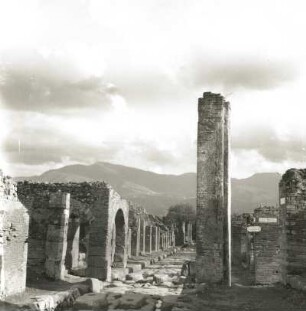 Pompeji. Via Stabiana. Blick nach Süden gegen Monti Lattari