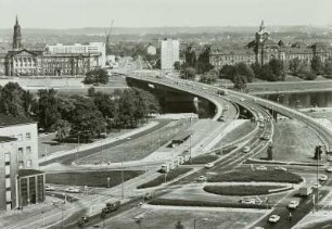 Dresden. Blick vom Wohnhochhaus am Pirnaischen Platz über die Leningrader Straße und die Dr.-Rudolf-Friedrichs-Brücke (Carolabrücke) zur Neustadt : Dresden, Straßenbahntrasse, St.-Petersburger-Str.
