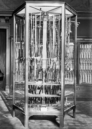 Schrank mit Handwerksgerät des Kurfürsten August : Technikgeschichte | Grundlagen der Technik, Wissenschaft und Kultur | Geräte, Werkzeuge | Allgemein