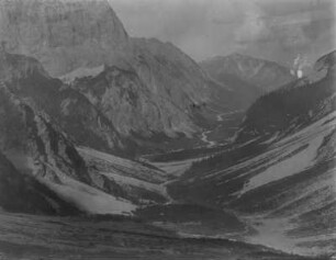 Talblick : Blick von einer Anhöhe ins Tal durch das ein Fluss fließt. Gelegen im Karwendelgebirge.