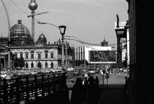 Berlin: Ost; Unter den Linden; Zeughaus und Fernsehturm