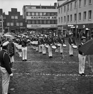 Oldesloer Spielmannszug e.V.: Markt: Entgegennahme der Standarte: Spielmannszug spielt: hinten rechts "Lübecker Nachrichten", "Drogerie Purnhagen": hinten links an Hindenburgstraße "Kaufhaus am Markt - Parco", Hausrat und Porzellan "Otto Möller"