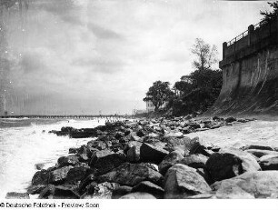 Blick vom Ostseestrand unterhalb des Alexandrinencottages gegen die Seebrücke