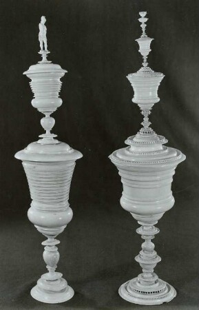 Hoher Becher mit Minerva (links), runder Becher mit drei übereinandergesetzten Bechern (rechts)