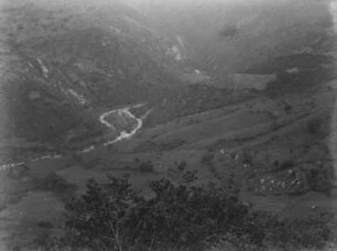 Flusstal : Flusstal mit landwirtschaftlichen Anbauflächen.