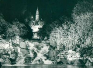 Berlin bei Nacht. Kreuzberg mit Nationaldenkmal und Wasserfall