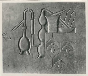 Relief Berufssymbol: Laborgerät, Mörser, Bienenwaben: Tonmodell;