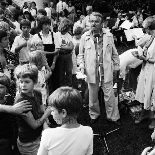 Rade: Museum Rade im Naturpark Oberalster: Sommerfest: Rolf Italiaander bei der Präsentation des Malwettbewerbs für Kinder: vorn und hinten Kinder