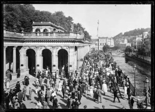 Karlsbad (Karlovy Vary/Tschechische Republik). Mühlbrunn-Promenade während der Trinkzeit