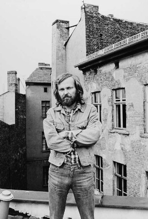 Der Schriftsteller Klaus Schlesinger (1937-2001) auf dem Dach seines Wohnhauses (?)