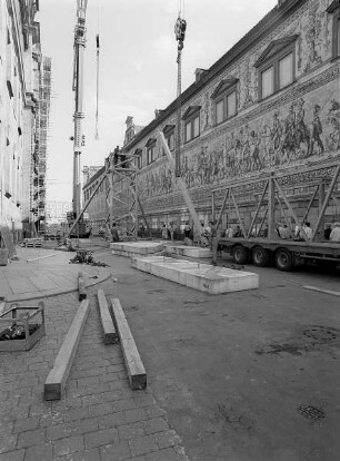 Abbau des Grundrahmens mit Turmfuß auf der Augustusstraße