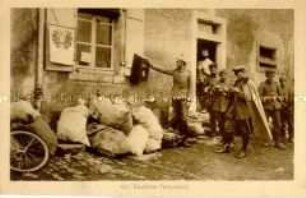 Soldaten vor einem deutschen Feldpostamt