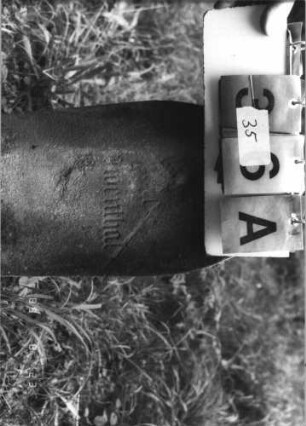 Grabstein 35 (Index: 100110497) Material: Sandstein Zustand: Vorderseite leicht verwittert Maße HxBxT: 62x29x18 cm Beschreibung: Stele, Spitzbogenabschluß, Schriftfeld eingetieft mit Rundbogenfries: Grabstein 35A