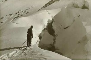 Österreich. Ötztaler Alpen. Großer Gurgler Ferner. Skiläufer an einer Eisspalte