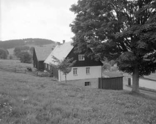 Schöneck-Eschenbach, Schönecker Straße 15. Gehöft (1768). Wohnhaus (dahinter Scheune?). Feldansicht der Giebelseite