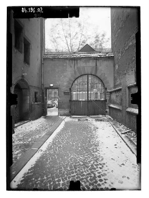 Berlin-Prenzlauer Berg, Oderberger Straße. Toranlage zur ehem. 24. Gemeindeschule (Mädchen). Hoffront