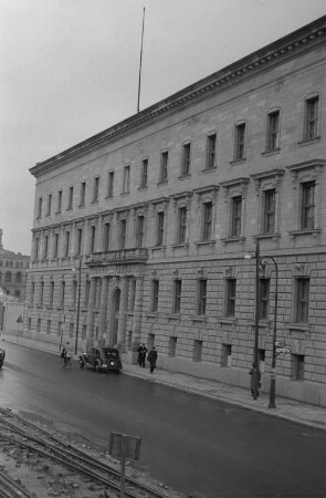 Reportage aus dem Ministerium für Volksbildung der DDR : Außenansicht des Ministeriums für Volksbildung der DDR