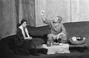 Szenenbilder aus "Avantgarde", Schauspiel von Valentin Katajew mit Musik von Friedrich Goldmann (Regie: Fritz Marquardt). Volksbühne Berlin, September 1970 (DDR-Erstaufführung 27. September 1970) : Mit Gisela Morgen, Michael Narloch, Harry Merkel, Harald Engelmann, Winfried Wagner, Ursula Karusseit, Hilmar Thate, Rolf Ludwig, Wolfgang Greese, Günter Junghans, Dieter Montag, Carmen-Maja Antoni, Wilfried Ortmann, Carl-Hermann Risse, Wolfgang Lohse, Steffie Spira, Egon Geißler, Bodo Krämer, Albert Garbe, Helmut Straßburger, Hans-Joachim Martens, Wolfgang Sasse