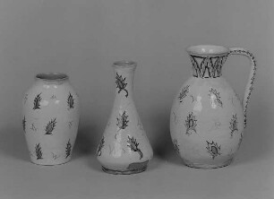 Zwei Vasen und Henkelvase : Zwei Vasen und Henkelvase. Fayence, bemalt, glasiert (um 1925; K. Feuerriegel). Museum im Schloß Frohburg V 547/96, V 548/96, V 549/96