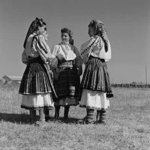 Tanzgruppe. Tänzerinnen einer Folkloregruppe in bulgarischer Tracht