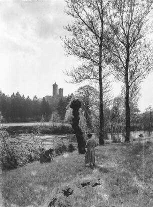 Saaleufer bei Bad Kösen : Blick über die Saale zur Burg Saaleck. Saaleufer mit den Schwestern Dora und Erna Mühler