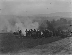 Soldatenlager : Schützen-Füsilier-Regiment „Prinz Georg“ (Königlich Sächsisches) Nr. 108. Eine Gruppe Soldaten um ein Lagerfeuer versammelt.