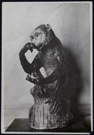 [Porzellanfigur Affe mit Schnupftabakdose]