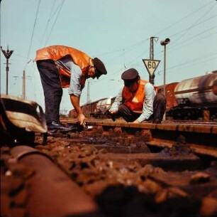 Reichsbahndirektion Dresden. Gleisbau. Facharbeiter für Eisenbahnbautechnik mit Signalwesten bei Reparatur einer Weiche