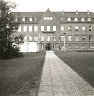 Calau, Joachim-Gottschalk-Strasse 36. Kreissparkasse und Kreisverwaltung (1901/1903; Dieffenbach). Eingangsfront des Ostflügels (1920) (Sparkasse)