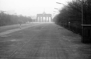 Berlin: Straße des 17. Juni mit Brandenburger Tor
