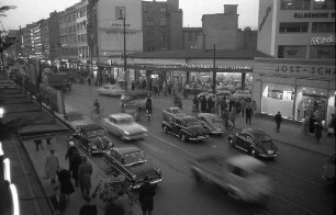 Autoverkehr auf der Kaiserstraße.