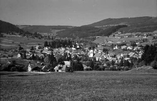Blick auf den Ort Lenzkirch mit Hochfirst