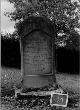 Grabstein 21 (Index: 100107110) Material: Sandstein Zustand: unten leicht verwittert Maße HxBxT: 127x51x20 cm Beschreibung: Stele, Sockel, abgeflachter giebelartiger Abschluß: Grabstein 21