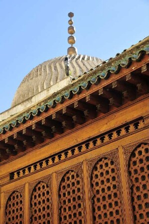 Fes - Moschee Quraouiyine : In einer Seitengasse der Medina versteckt befindet sich die besonders reich verzierte Moschee Quraouiyine, die um 850 erbaut wurde, Aufgenommen in Fes am 27. Oktober 2010