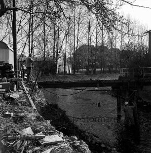 Trave: Stadtarm: Abbau der Holzbrücke zwischen der Heiligengeiststraße und dem "Weg am alten Friedhof", Blick nach Norden