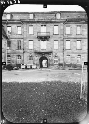 Heilbad Heiligenstadt, Friedensplatz 8. Schloß (Landratsamt, 1736-1738; J. C. Heinemann). Hofansicht von Osten