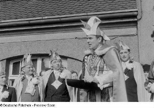 Der Karnevalsprinz sowie Mitglieder des Elferrates von Markkleeberg bei einem Umzug durch die Stadt