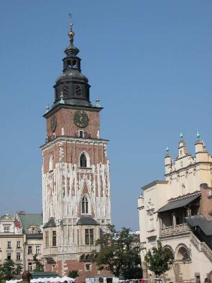 Rathausturm und Tuchhallen rechts am Hauptmarkt